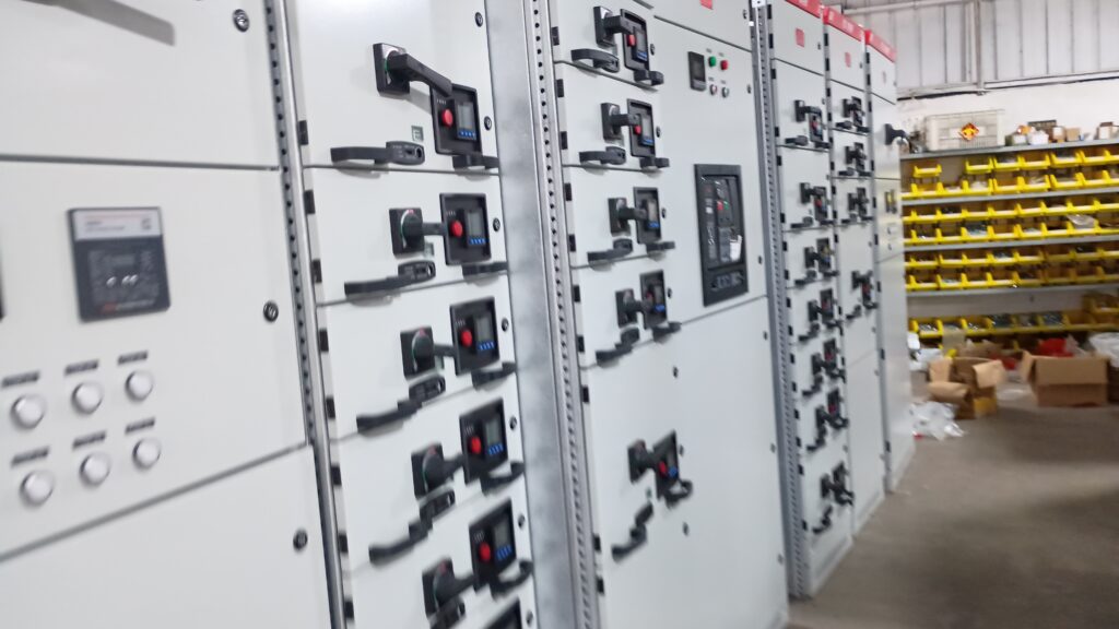 Low-voltage switchgear cabinets on the Peaceocean production line